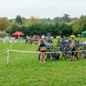 Après le contrôle de sécurité, installation des vélos dans le parc n°1