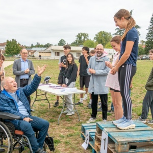 M. Lavelle, résident de l'EHPAD d'Excideuil, ancien professeur d'EPS de la cité scolaire, remettant les médailles, en compagnie de M. le Maire d'Excideuil J. Morand et des nouveaux Proviseur M. Gantelet et Proviseure adjointe V. Papon