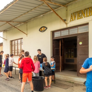 Le goûter, préparé par les agents des cuisines, transporté par les agents de service, stocké dans le club-house du XV Hau-Périgord, était servi par des élèves de 1re option EPS. Un travail d'équipe en somme.