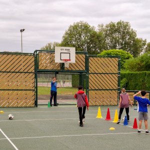 Animation futsal sur le city-stade par un assitant d'éducation passé par STAPS, entraîneur en club par ailleurs, Romain Dumas