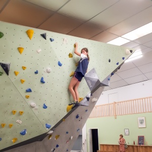 Léonie à la hauteur limite des blocs : 4 m