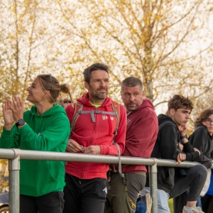 Des enseignants d'EPS du district et des familles assistent aux podiums