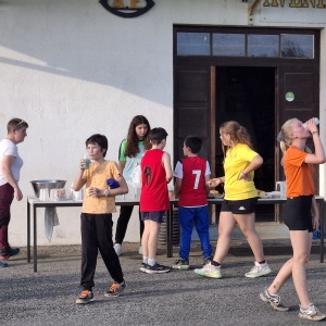 Le goûter offert par le district, avec le soutien de parents et l'apport logistique inamovible du club de rugby XV HP