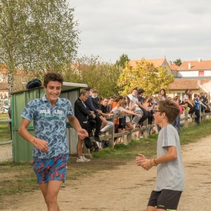 L'arrivée des coureurs 5 & 6 (ils l'ont jouée à shifumi !)