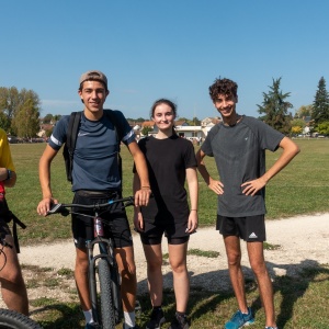 Les élèves de 1re option EPS ont assuré la mise en rythme des courses à vélo, l'aiguillage départ/retour sur le stade, la prise des présentes photos