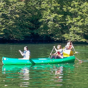 Canoë pour rejoindre le pique-nique.