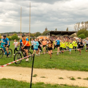 Des « lièvres » (1re option EPS) ouvrent la course à vélo pour éviter aux coureurs de brûler leurs réserves trop tôt et pour les guider aux aiguillages