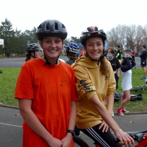 Geneviève et Noémie attendent le 'go' au run'n bike