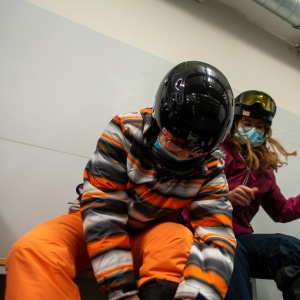Lundi midi : première tentative pour enfiler et serrer « en vrai » les chaussures de ski