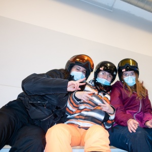 Lundi midi : première tentative pour enfiler et serrer « en vrai » les chaussures de ski