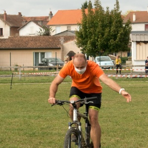 M. Désiré, ouvreur à vélo, en tenue UNSS