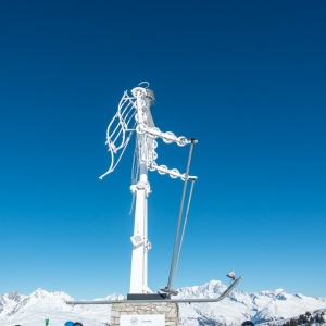 En haut « d'Arpette », pique-nique du dernier jour sous le regard de la statue « A la recherche de Paradiski »