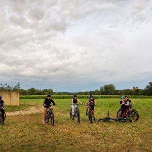 Journée d'intégration des 6e. VTT aux Roches Enchantées. Le château n'est jamais loin des yeux…