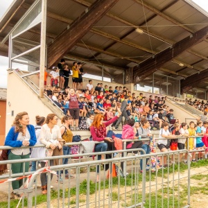 Les spectateurs élèves, parents et personnels dans les tribunes