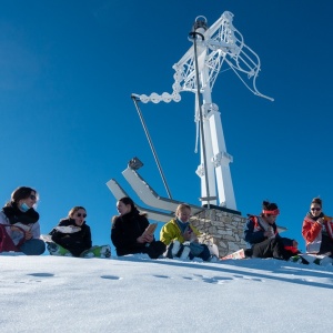 En haut « d'Arpette », pique-nique du dernier jour sous le regard de la statue « A la recherche de Paradiski »
