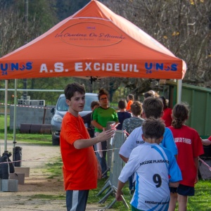 Un lycéen à l'arrivée et au classement des coureurs