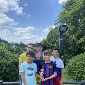 « Les Entrecôtes », équipe vice-championne du tournoi (Mathis, Gabin, Elien (coach), Esteban, Guillaume