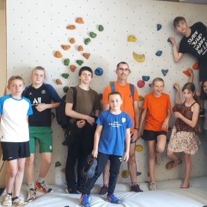Ylan, Eva, Alexandre, Rayan, M. Bachellerie, Kristen, Léonie, Loïs et Lucas, surplombés par Kylian et Léa