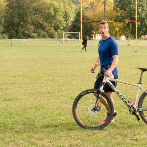 M. Pezet, ouvreur à vélo, à pied
